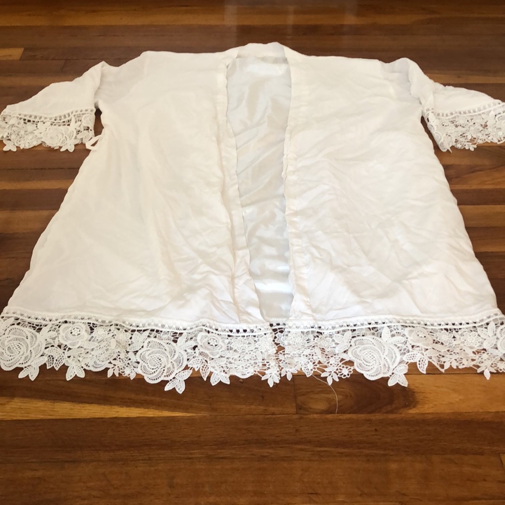 White Laced Robe - Picture 2 of 8